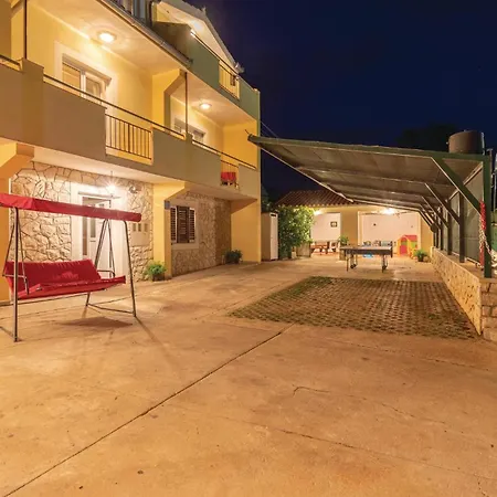 Holiday home 5 Bedroom Pet Friendly In Banj