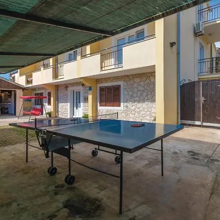 5 Bedroom Pet Friendly In Banj