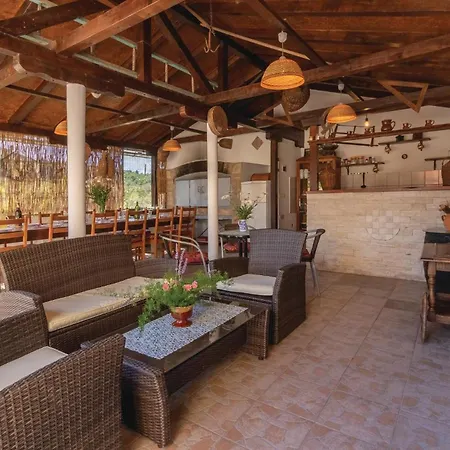 5 Bedroom Pet Friendly In Holiday home