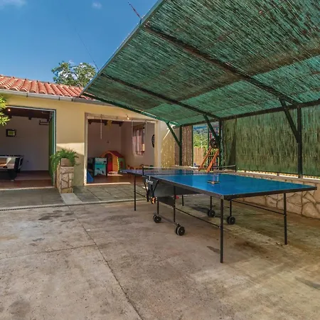 Holiday home 5 Bedroom Pet Friendly In *
