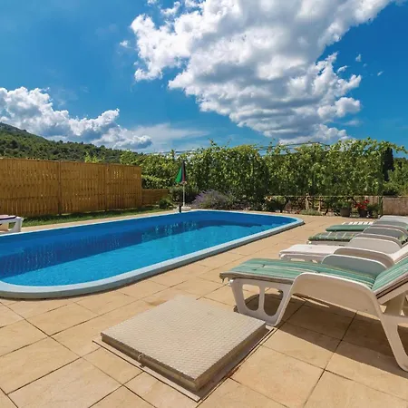 5 Bedroom Pet Friendly In *