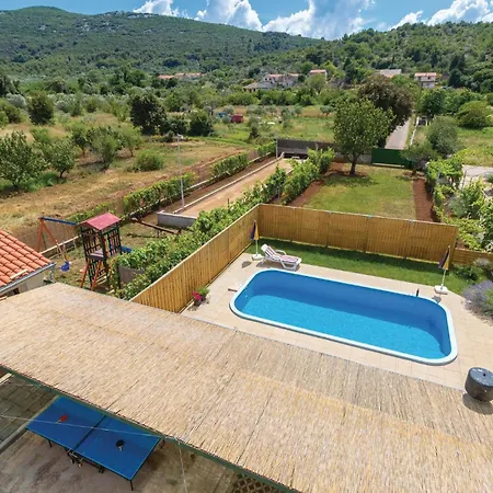 Holiday home 5 Bedroom Pet Friendly In *