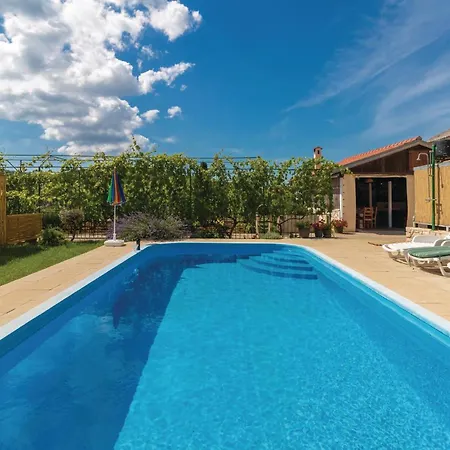 Holiday home 5 Bedroom Pet Friendly In Banj