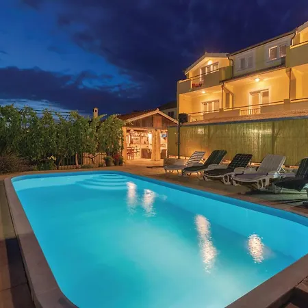 5 Bedroom Pet Friendly In Holiday home *
