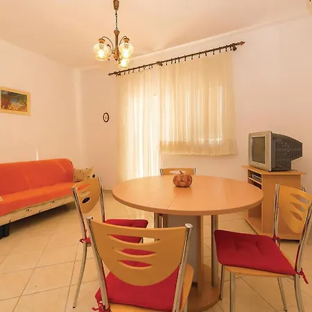 5 Bedroom Pet Friendly In Banj